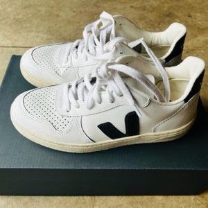 VEJA V-10 SNEAKER, Black/White, SIZE US 5